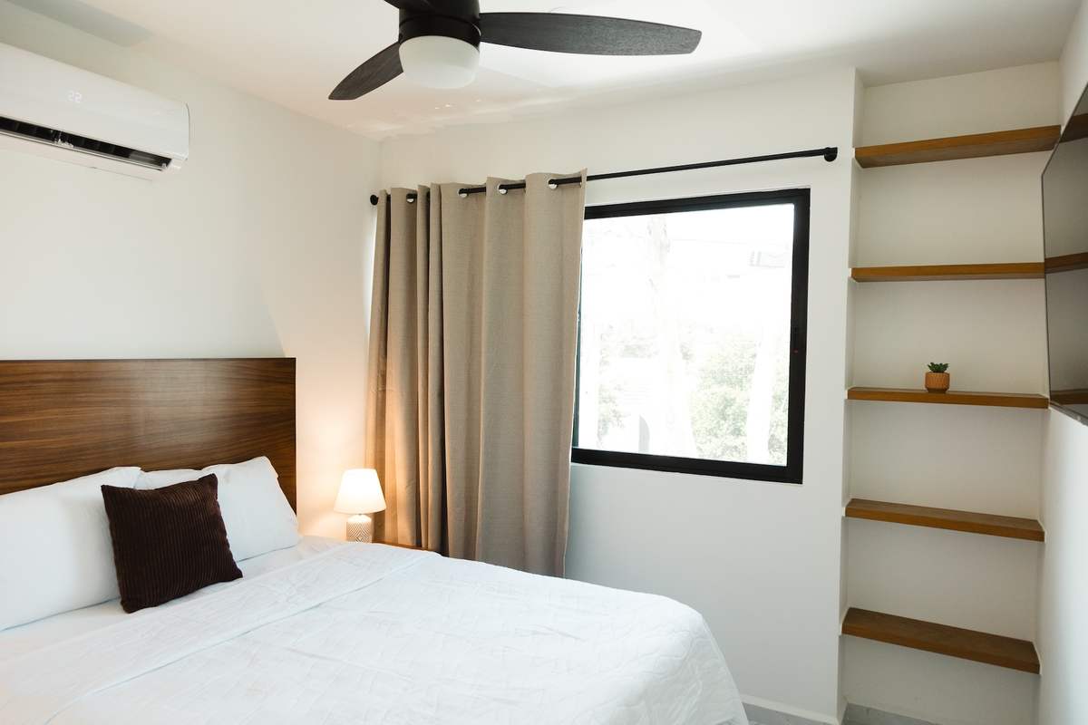 Recámara con cama king, clima y TV